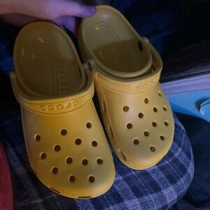 YELLOW CROCS